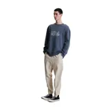 Buzo azul con cuello redondo y estampado frontal con el logo de la marca Critical Slide en color blanco.