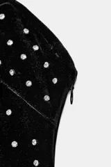 Top de terciopelo negro con escote corazón y aplicación de brillos en toda la superficie.