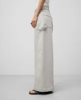 Pantalón palazzo de denim crudo para mujer, de tiro alto, con cierre de botón metálico, trabillas, bolsillos laterales y traseros, costura lateral desplazada al delantero de la pierna, pespuntes decorativos a contraste y parche logotipado en la espalda.