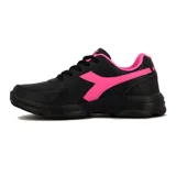Championes deportivos Diadora modelo Wimbledon, color negro con detalles en fucsia brillante en el logo lateral, forro interior y borde del cuello. Suela y cordones negros.