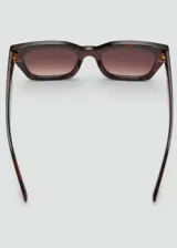 Gafas de sol de diseño cuadrado y montura de pasta con estampado carey. Cuentan con cristales marrones degradados con protección UV total de categoría 3.