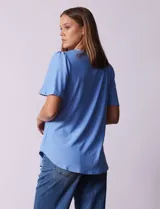 Blusa blanca de tejido piqué, marca Ruby Rd. Cuello a la base y escote en V. Manga corta amplia.