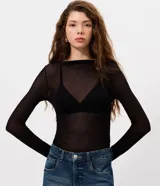 Blusa de manga larga con cuello redondo, confeccionada en tejido de viscosa con textura sutil y transparencia leve. Presenta un calce ajustado al cuerpo y diseño moderno ideal para superposiciones.