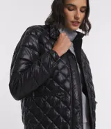 Campera Marfinno de cuello alto con cierre frontal, bolsillos laterales y diseño capitoneado con efecto acolchado.