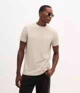 Remera color arena de corte regular, cuello redondo y manga corta. Tejido con textura vertical.