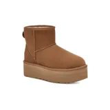 Botas cortas UGG Classic Mini con plataforma, color marrón. Confeccionadas en gamuza y forro de lana UGGplush™. Suela exterior SugarSole™ hecha de espuma de caña de azúcar.
