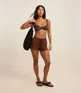 Short de playa verde oliva con cintura elastizada ajustable con cordón. Diseño cruzado en el frente.