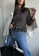 Remera de manga larga con cuello redondo, confeccionada en tejido de algodón con diseño de rayas horizontales finas en color negro y beige.