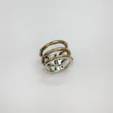 Anillo ancho de tres aros superpuestos, con acabado bicolor: dos aros exteriores plateados y un aro central dorado.