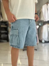 Bermuda cargo de jean color celeste con lavado ácido, corte oversize y bolsillos laterales con solapa.