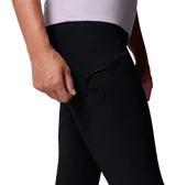 Pantalon de senderismo color negro con cintura alta, tecnologia repelente de humedad y manchas, bolsillos funcionales y detalle de refuerzo en la entrepierna para mayor movilidad.