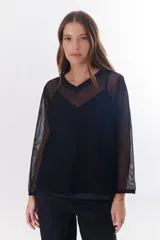 Sweater de punto calado color camel, con cuello en V y mangas largas.