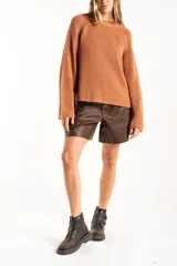 Sweater de punto de algodón con diseño oversize, cuello redondo y mangas largas. Presenta un detalle de costura lateral en color contrastante.