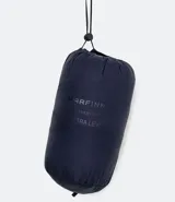 Campera ultraliviana de poliamida color gris claro, con cuello alto y cierre delantero.