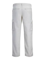 Pantalon cargo color gris claro de corte recto con bolsillos laterales y costuras visibles en contraste.