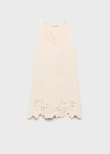 Vestido corto de tejido de punto fino color crema, con cuello barco y sin mangas. Presenta un diseño recto con detalles calados en forma de flores en el pecho y en el ruedo, el cual tiene un acabado festoneado.