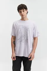 Remera de manga corta color lila, de corte regular y escote redondo, con estampa frontal de líneas topográficas y texto.