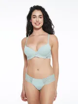 Soutien armado de color verde claro, con aros y breteles ajustables. Presenta detalles de encaje floral en el contorno inferior de las copas y en los laterales de la base.