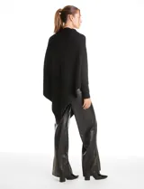 Poncho asimétrico de tejido con lurex, con cuello recto y mangas japonesas con puños ajustados.