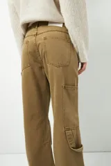 Jean de corte carpenter, estilo wide leg y tiro bajo, en color gris lavado. Presenta diseño de bolsillos frontales tipo parche y costuras reforzadas.