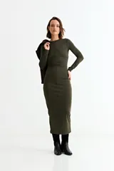 Vestido midi color verde militar, de manga larga, cuello redondo y corte ajustado.