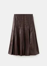 Falda midi plisada de cuero sintético en color marrón oscuro, con diseño acampanado y talle alto.