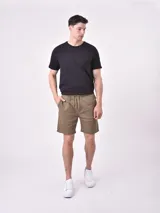 Bermuda color verde militar con cintura elástica y cordón ajustable, bolsillos laterales y traseros.