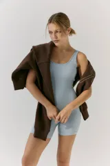 Mono corto tejido de color celeste, sin costuras y con espalda descubierta con tiras cruzadas.