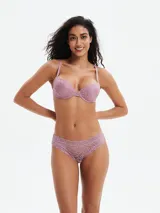 Conjunto de lencería compuesto por un corpiño con aros y una bombacha tipo vedetina, ambos confeccionados en encaje con diseño de animal print sutil en color beige.