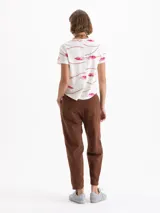 Pantalón tipo babucha de color negro, con cintura elástica y cordón de ajuste, bolsillos laterales y costuras verticales decorativas en el frente.