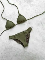 Bikini color verde militar con textura acanalada. El top es de triángulos movibles con almohadillas desmontables y se ata al cuello y espalda. El bottom es una vedetina ancha con laterales fijos.
