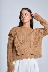 Sweater color camel de tejido calado con volados laterales y mangas largas.