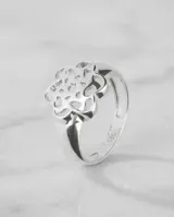 Anillo de plata 925 con diseño calado en forma de flor.