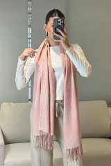 Bufanda rectangular de tejido suave con diseño de patrón escocés en tonos rosado y blanco, terminada con flecos en los extremos.