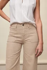 Jean wide leg negro de tiro medio confeccionado en denim con spandex, con bolsillos frontales tipo parche y silueta amplia de corte recto.