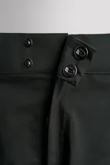 Pantalón deportivo técnico de esquí con tres capas y membrana impermeable. Presenta cintura ajustable, bolsillos frontales con cremalleras termoselladas, aberturas de ventilación laterales, bajos ajustables con refuerzos, polainas interiores y sistema de rescate RECCO integrado.