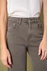 Pantalón de denim color gris topo, de corte ancho y tiro alto.