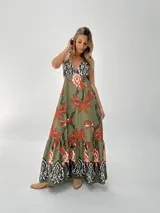 Vestido largo de algodón italiano con estampado floral, escote en V, espalda descubierta con elástico y tiras para atar al cuello.