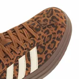 Championes urbanos Adidas modelo VL Court Bold con diseño de plataforma, estampado animal print en tonos marrones, tres bandas laterales en color crema y suela de goma marrón.