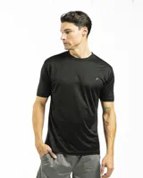 Remera deportiva gris oscuro de poliéster y spandex, de manga corta y cuello redondo.