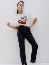 Jean mom fit de tiro alto en denim, corte relajado y cómodo con bolsillos traseros.