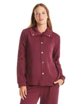 Campera bordó de modal con cuello solapa, cierre frontal con botones metálicos y bolsillos laterales. Presenta mangas largas con detalles labrados en los antebrazos y puños ajustados.