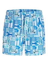Short de baño de corte regular, color blanco con estampado en tonos azules de inspiración marina con langostas, peces y palmeras. Cuenta con cintura elástica con cordón ajustable.