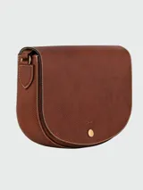 Cartera crossbody de cuero color marrón, con diseño de media luna, solapa frontal con cierre de botón a presión metálico y correa larga ajustable.