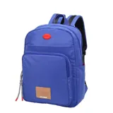 Mochila azul de nylon con bolsillo frontal, parche con logo de la marca y aplique de labios rojos.