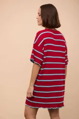 Remerón rojo con rayas horizontales turquesas, de corte recto y suelto, manga corta y cuello redondo.