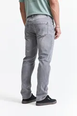 Jean de hombre color azul claro, de corte regular y tiro medio. Confeccionado en algodón con spandex para mayor comodidad.