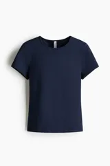 Remera de punto suave, color azul marino, de corte entallado con cuello redondo fino ribeteado, mangas cortas y bajo recto.