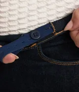 Pantalón de jeans azul oscuro, corte skinny, tiro alto, con bolsillos delanteros y traseros.