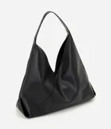 Cartera hobo de Satinato de tamaño mediano color negro, confeccionada en poliuretano con recortes estructurados y diseño flexible con asa de hombro fija.